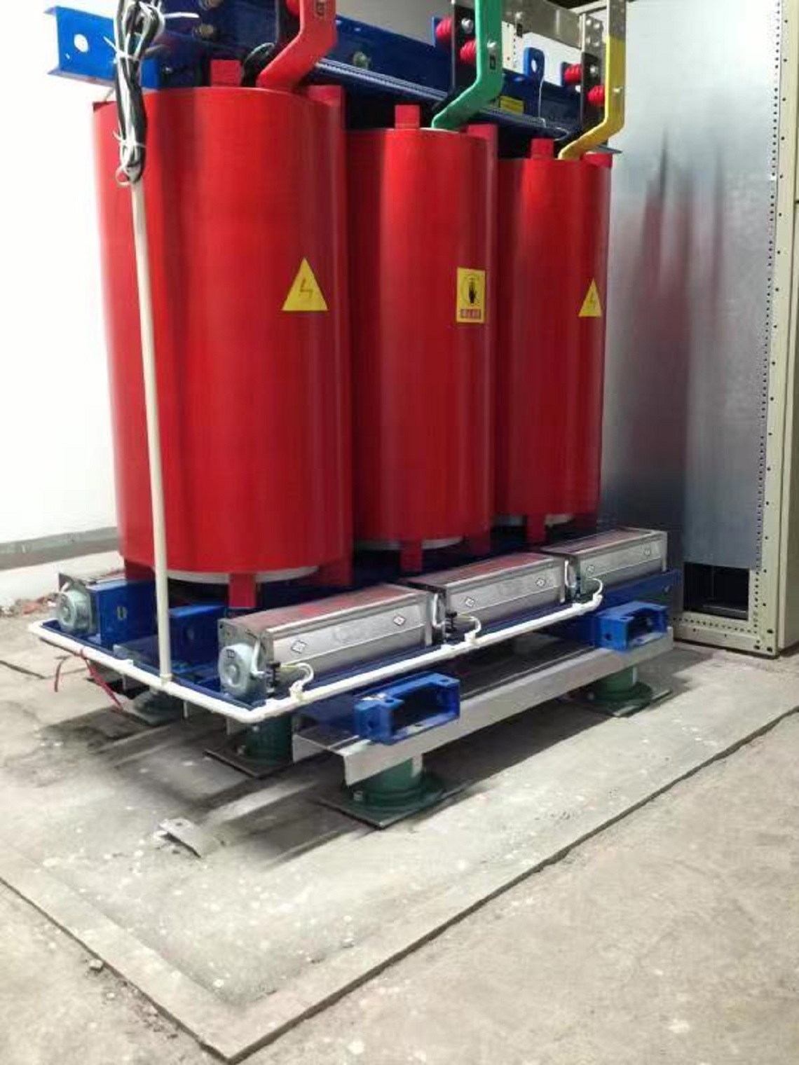 南寧某小區(qū)變壓器減振工程(圖1) 南寧某小區(qū)變壓器減振工程(圖1)